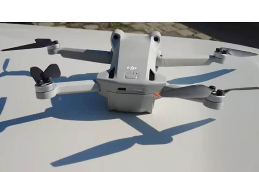 Die DJI Mini 3 Pro Drohne liegt auf einem Tisch
